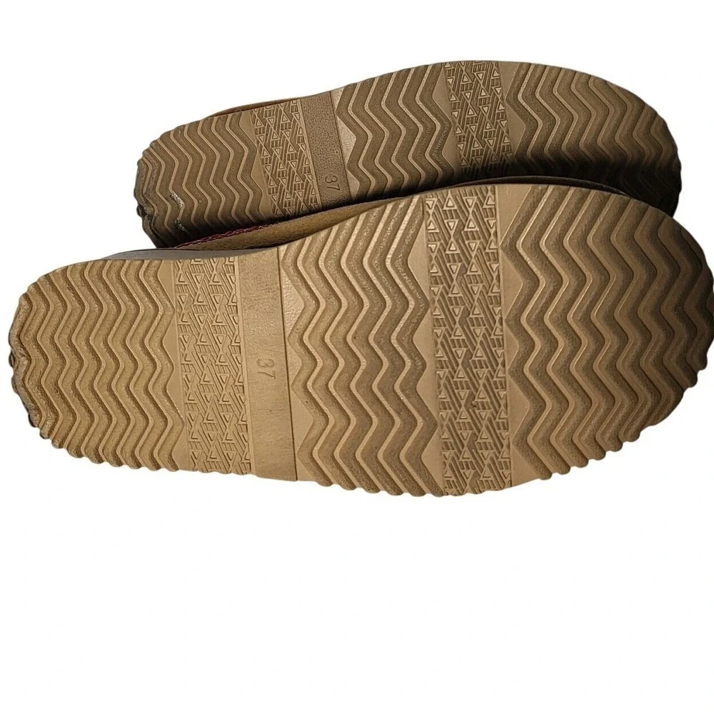 The Unbranded Brand stylish tan